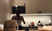 Bose show na kamerce kuchennej Sylvias z jej nieskazitelnymi sutkami