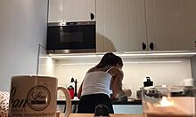 Ξυπόλητη καλλονή Σύλβιας δείχνει την κάμερα της κουζίνας με τις άψογες θηλές της
