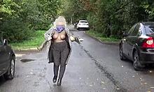 Nylonklædt MILF med store bryster viser sine aktiver i en solo udendørs video
