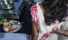 Cuplu amator din India rurală se bucură de sex în bucătărie făcut acasă din spate
