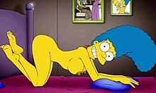 调皮的家庭主妇Marge在丈夫不在时在健身房和家里被肛交,以幽默的辛普森主题Hentai卡通为背景。