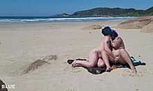 Kaksi naista suudella alaston Brasilian rannalla