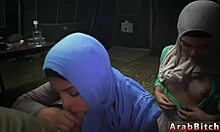 Νεαρή κοπέλα συμμετέχει σε καυτή συζήτηση και κάνει μια σπιτική πίπα ενώ μπαίνει κρυφά σε στρατιωτική βάση