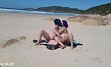 Dua wanita berciuman telanjang di pantai Brazil