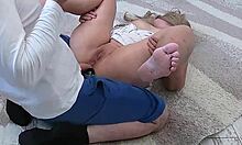 Mama vitregă își seduce fiul vitreg pentru sex anal pe podea într-un videoclip de casă