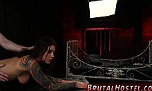 BDSM intense et bondage avec les jeunes touristes Felicity et Jade dans une vidéo maison