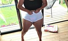 En brasiliansk stemor viser frem kurvene sine i shorts og thong