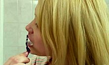 Schattige blonde vriendin Olya verleidt met grote tieten terwijl ze thuis doucht