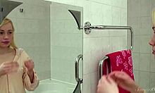 Преслатка плавокоса девојка Оља заводи велике сисе док се тушира код куће