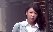 Японская подросток писает на улице и попадает на камеру