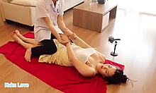 Aziatische massagetherapeut geeft een sensuele massage