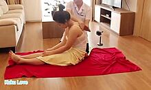 Massaggio terapista asiatico che fa un sensuale massaggio