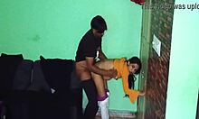 Британская пара наслаждается домашним сексом с индийской подругой с большой задницей