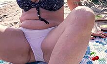 Uma MILF pisa na praia e se dá prazer na frente de seu enteado