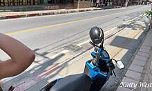 Un homme aide une fille avec un scooter, mais finit par avoir des relations sexuelles avec elle et lui voler le scooter