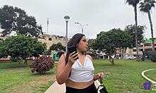 큰 엉덩이를 가진 라틴 여성 카산드라는 빨간 옷차림, 하이힐, 혀 피어싱이 등장하는 이 비디오에서 공공장소에서 설탕 아빠를 찾습니다