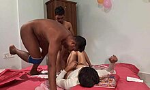 Shathi Khatuns - Horké hluboké kouření a trojka s dívkou a dvěma kluky v domácím pornu