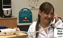 En sygeplejerske og femdom-gruppe glæder en patient med en lille penis i en hjemmelavet video