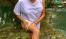 Uma sedutora transgênero novata se entregando a um banho ao ar livre