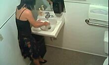 Аматьорски фетишист уринира в обществена тоалетна