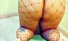 Pohotna plesalka z oblinami pokaže svoje seksi obline v spodnjem perilu