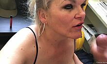 Voluptuous Jenna James leverer et kraftfuldt blowjob på en downtown street