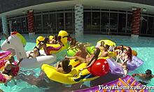 Лесбийско забавление с грудата миличка Викивет и червенокосата Пенни Пакс на купон на басейна в Маями!