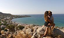 Egy gyönyörű 18-19 éves pár szenvedélyesen csókolózik, és a seggét megragadják a krétai szigeten