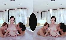 Lesbiennes met grote borsten en speelgoed genieten van het bad samen