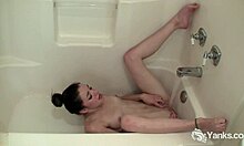 Zobacz, jak maleńkie cycki Anastazji odbijają się, gdy masturbuje się pod prysznicem