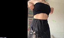 En rumænsk teenageamateur klæder sig af og bruger en dildo til at nå orgasme i strømper