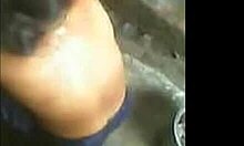 Video casero de una mujer india desnuda bañándose