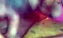 Adolescente amateur en robe rose se masturbe sur une vidéo maison