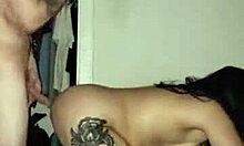 En tatuerad kvinna får sin rumpa borrad i strumpor