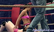 Мускулне жене доминирају и боре се на боксерском рингу