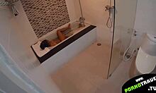 Een jonge vrouw wordt vies in de badkamer