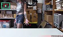 Μια γλυκιά μελαχρινή τραβάει τα ρούχα της σε ένα βίντεο στριπτίζ