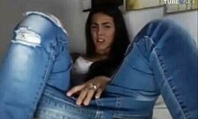 Sessione di masturbazione in webcam con una giovane mora sexy in jeans