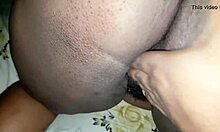 Una donna afroamericana con una figa rosa riceve una doppia penetrazione anale