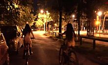 십대 소녀가 공공 장소에서 벌거벗은 자전거를 타다 - 인형 문화