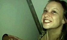 Възбудени съпруги се размазват в кремпи секс видео на gloryhole