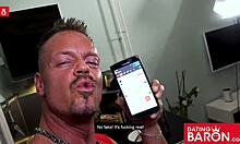 Tysk gotisk milf Sidney Dark fingrer den barberte fitta før en varm sexdate på datingbaron.com