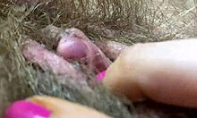 Extrémní detailní záběr divokého amatérského velkého klitorisu v lese