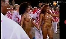 Kuumat brasilialaiset teinit esittävät alasti tanssia karnevaalissa