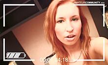 En tynd rødhåret pige klæder sig af og driller på webcam