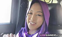 胸の良いイスラム教徒のティーンがドッグスタイルでハードコアなセックスをする