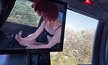 Arcanne, o travestită excitată, primește sex anal în mașină