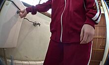 Kleiner asiatischer Teenager bekommt auf Toilettenkamera den Arsch gefickt