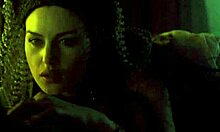 Η Μόνικα Μπελούτσι με τα μεγάλα βυζιά σε μια ζεστή σκηνή από το Dracula του 1992