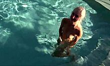 Genç sarışın üvey amcası tarafından havuz kenarında bir kenar işçiliği alıyor